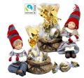 Winterkind Mädchen mit Schokokugeln