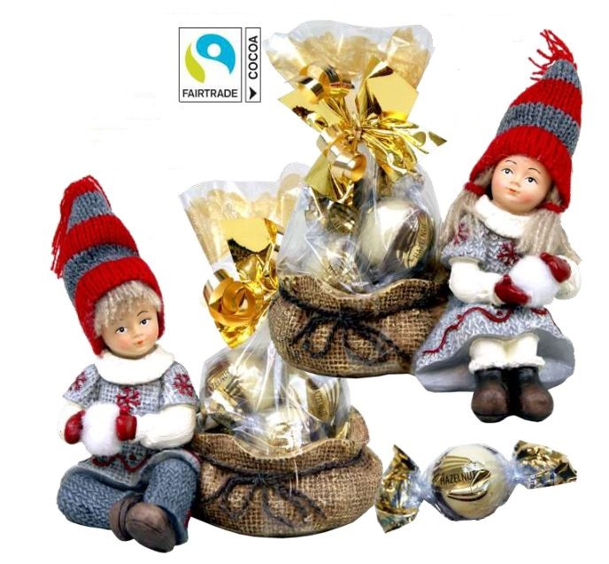 Winterkind Junge mit Schokokugeln
