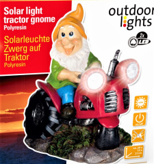 Solarleuchte Gartenzwerg auf rotem Traktor